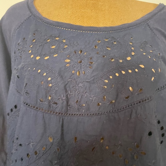 G.H. Bass & Co. women’s navy top 3/4 sleeves size XL with eyelet design - Picture 3 of 4